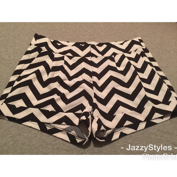 Pants - 💫Black and white shorts💫